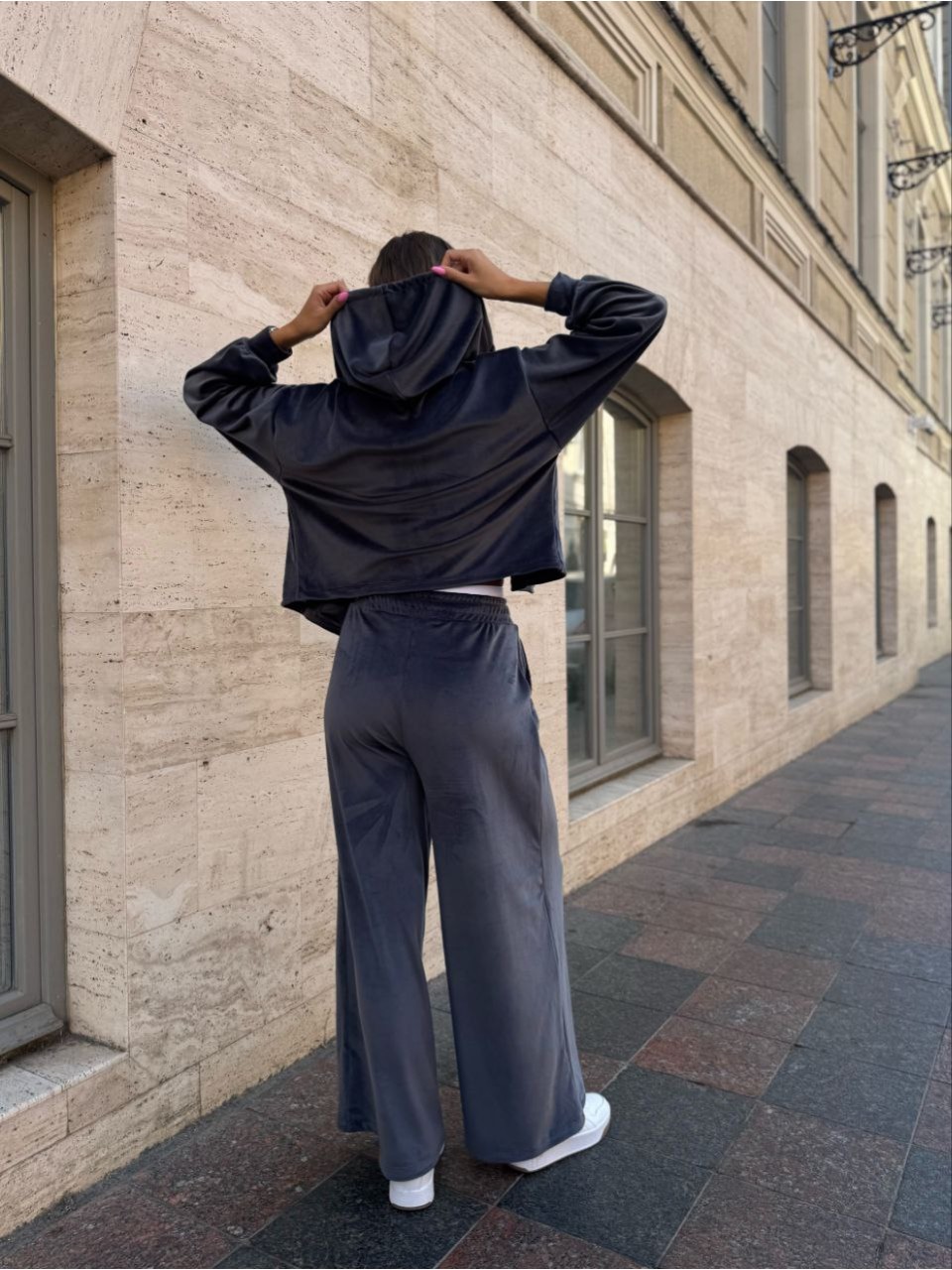 Велюровий жіночий костюм на блискавці графiтового кольору 34693