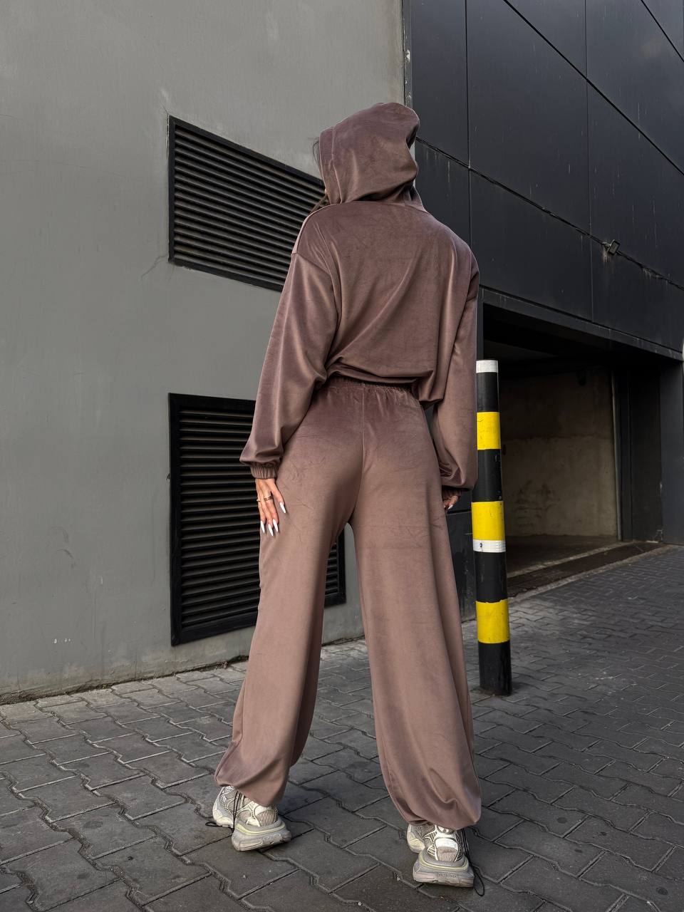 Велюровий жіночий костюм на блискавці кавового кольору 35033