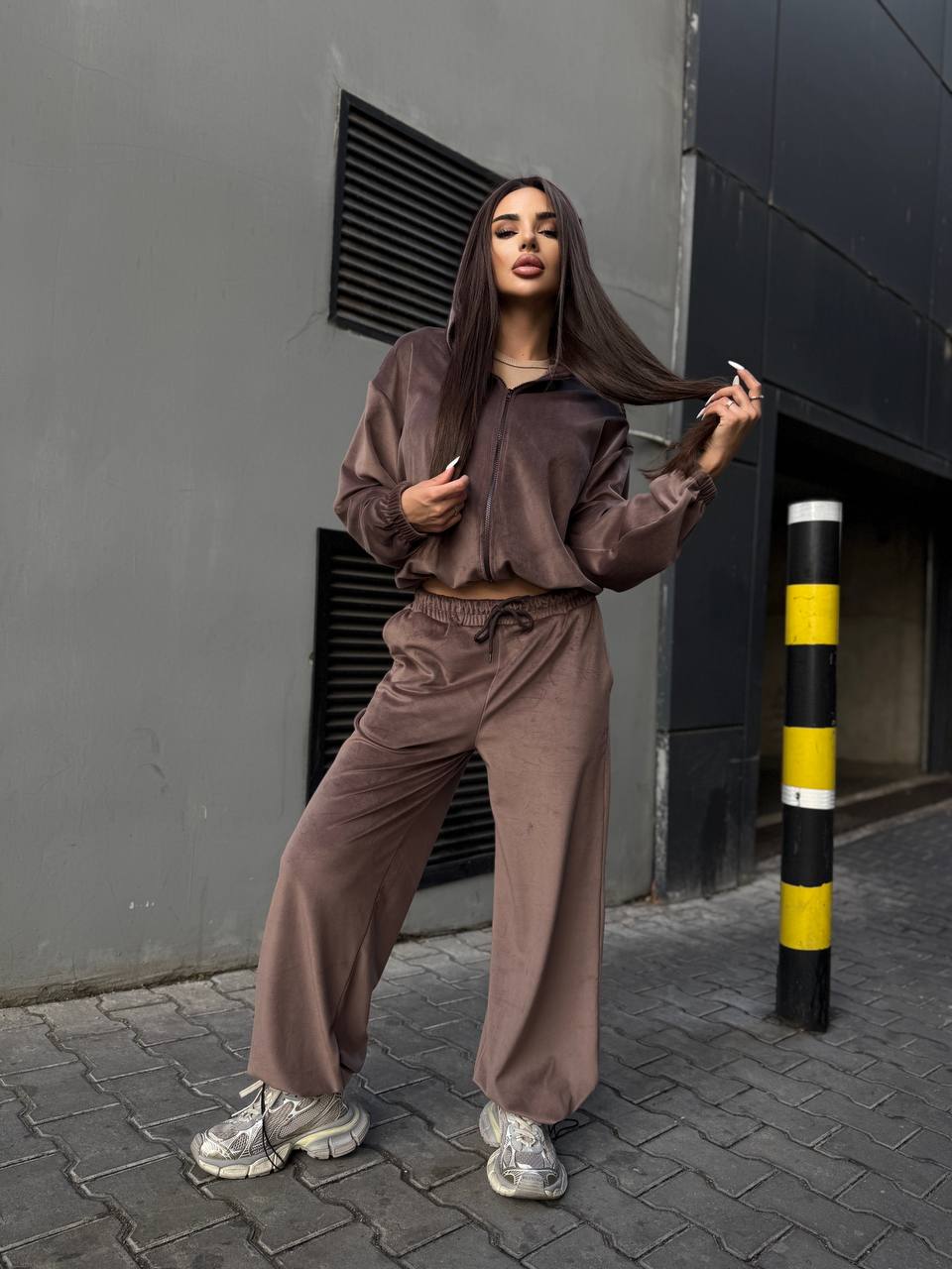 Велюровий жіночий костюм на блискавці кавового кольору 35033