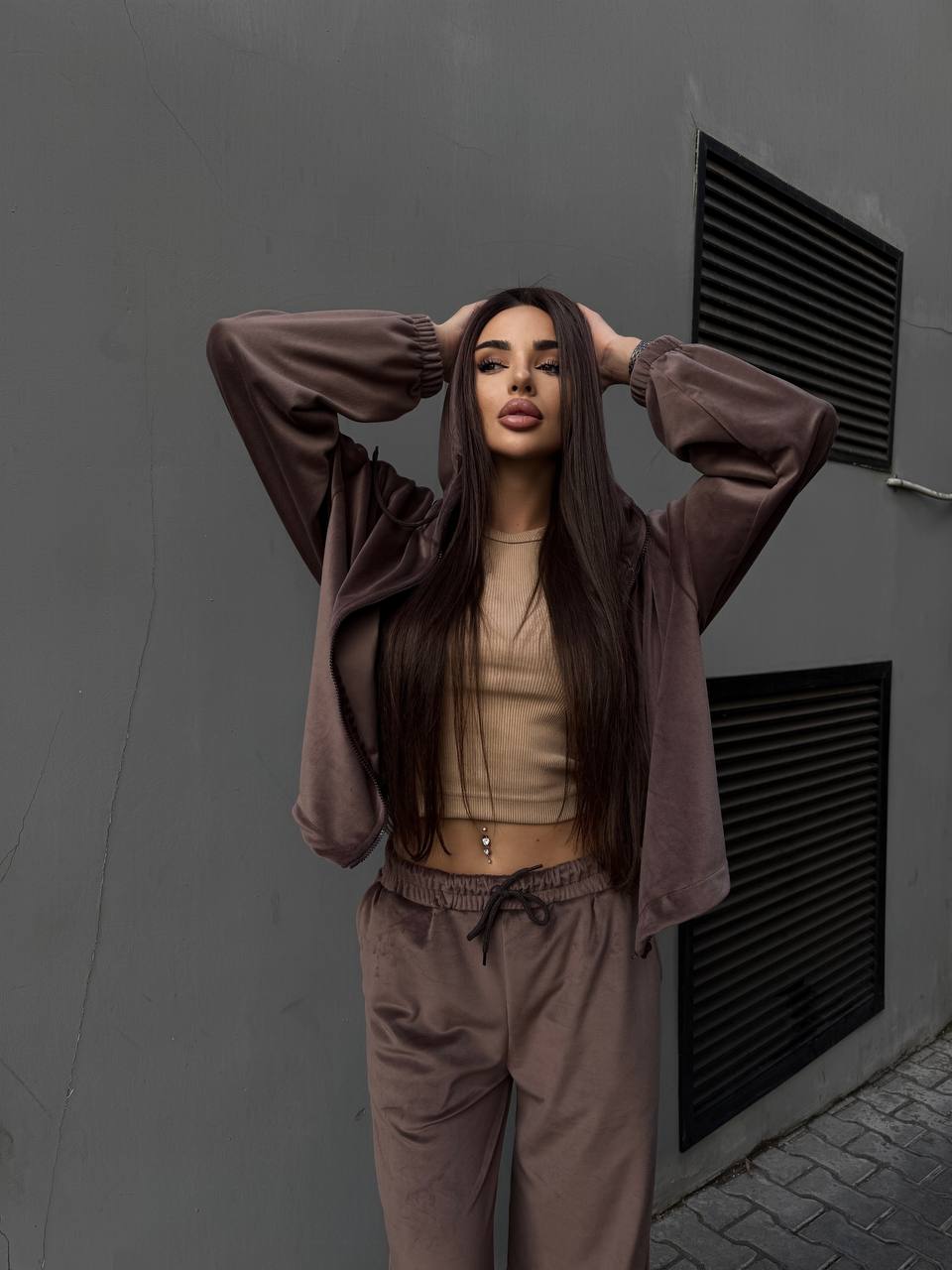 Велюровий жіночий костюм на блискавці кавового кольору 35033