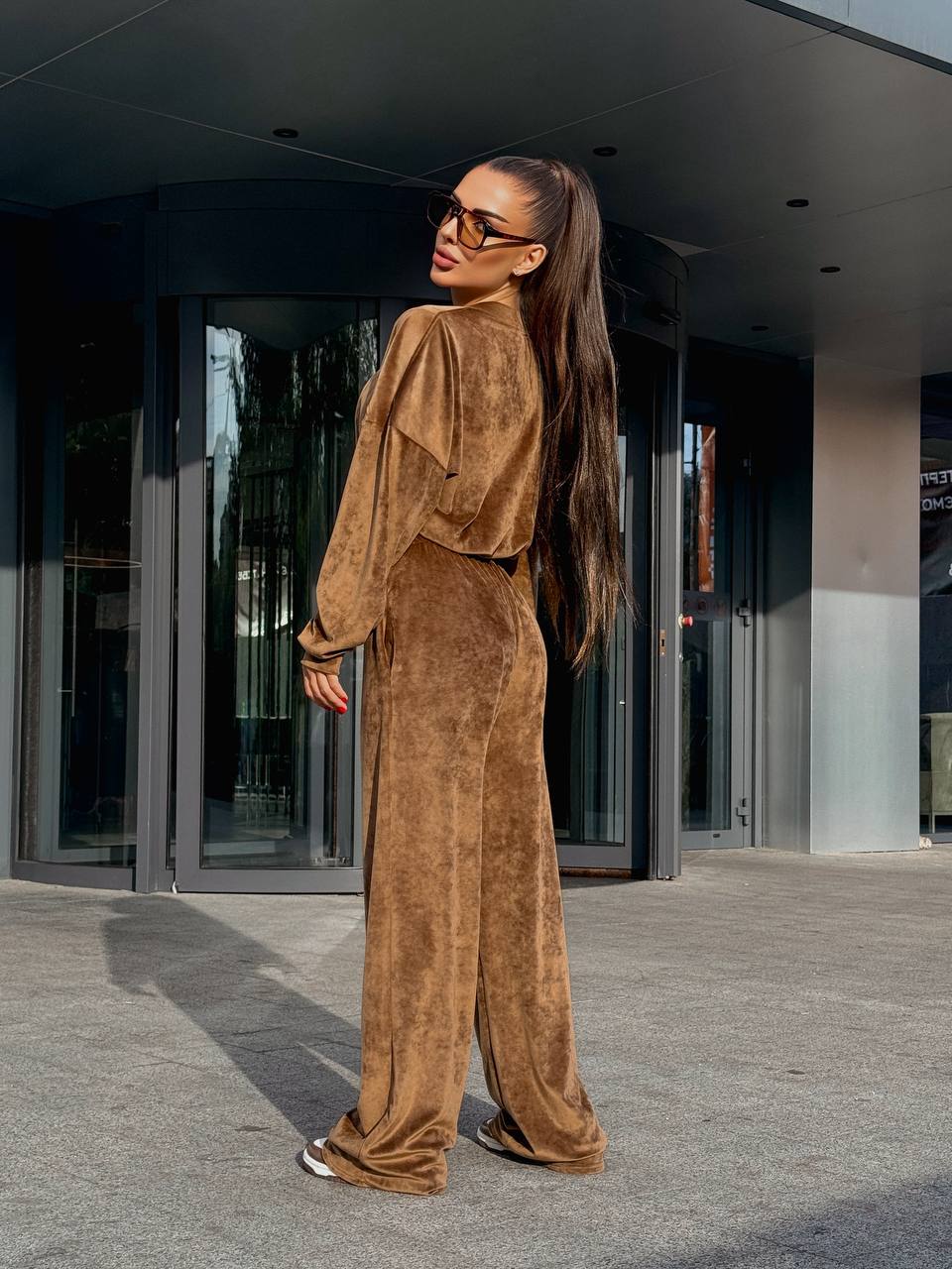 Велюровий жіночий костюм на блискавці коричневого кольору 34683