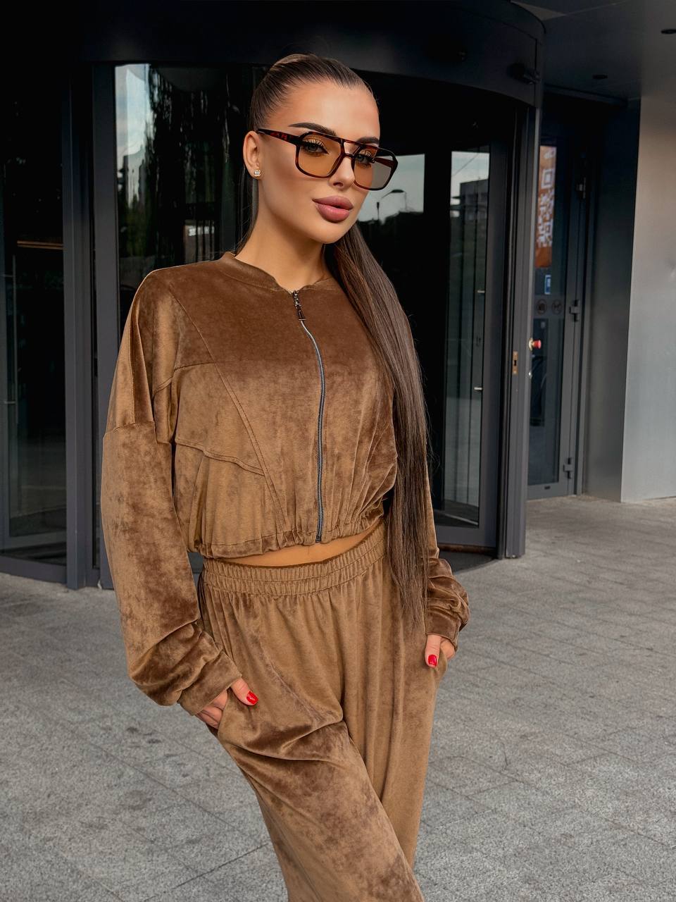 Велюровий жіночий костюм на блискавці коричневого кольору 34683