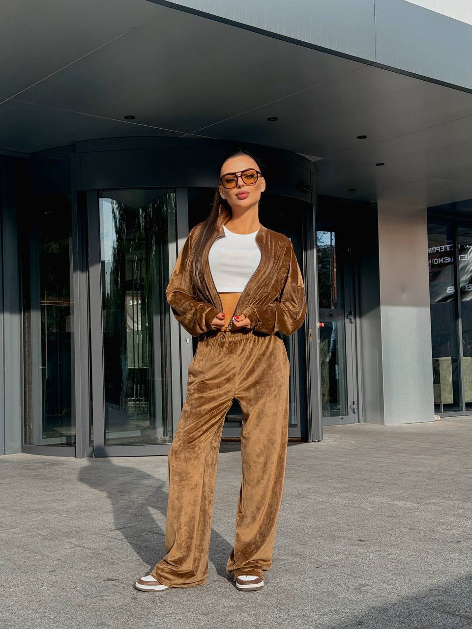 Велюровий жіночий костюм на блискавці коричневого кольору 34683