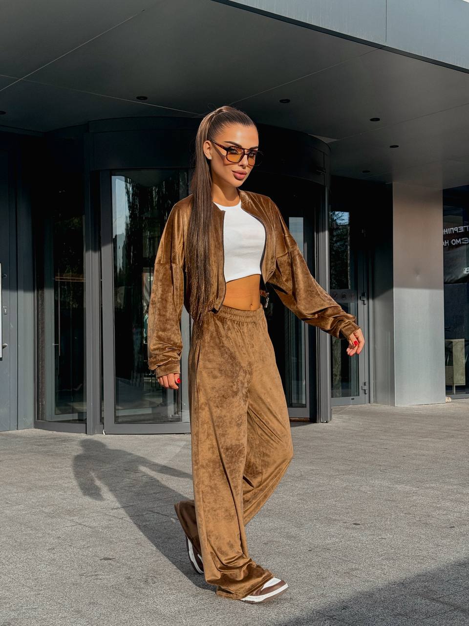 Велюровий жіночий костюм на блискавці коричневого кольору 34683