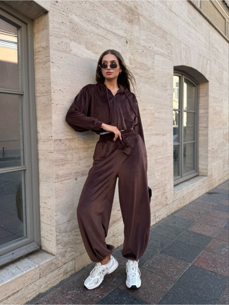 Велюровий жіночий костюм на блискавці коричневого кольору 34690