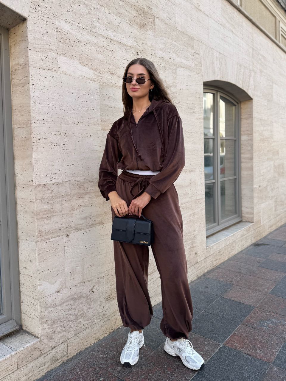 Велюровий жіночий костюм на блискавці коричневого кольору 34690