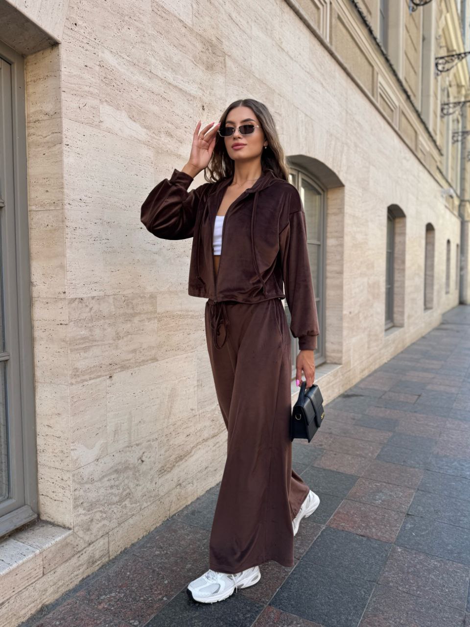 Велюровий жіночий костюм на блискавці коричневого кольору 34690