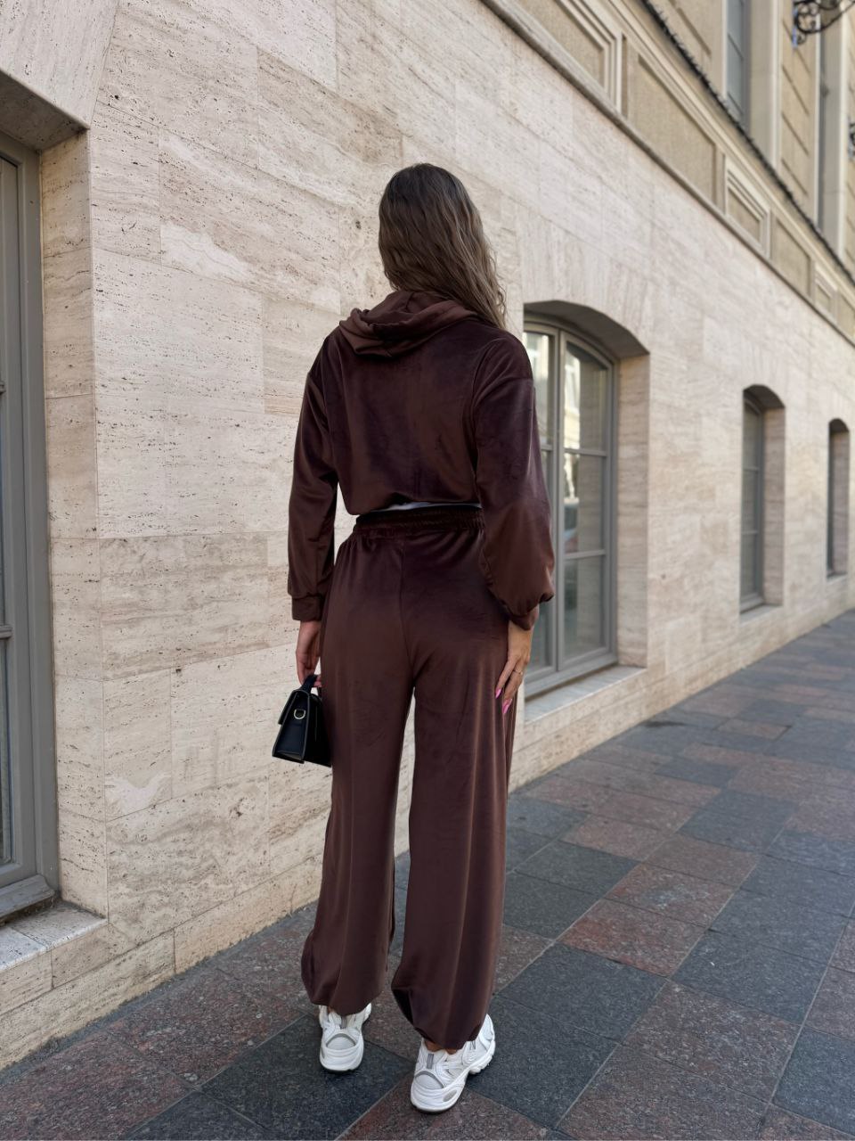 Велюровий жіночий костюм на блискавці коричневого кольору 34690