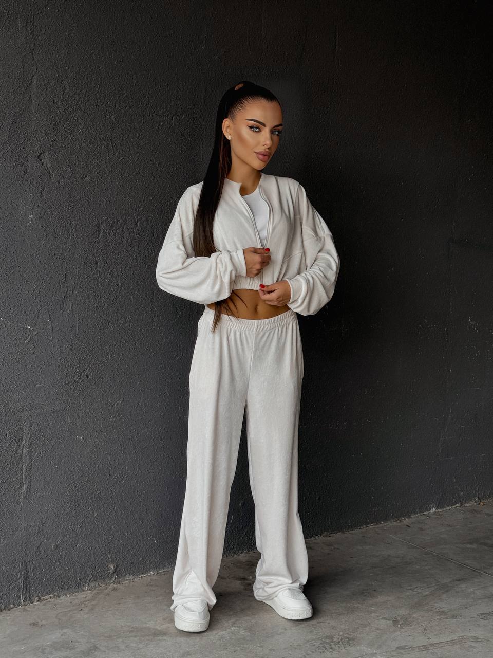 Велюровий жіночий костюм на блискавці молочного кольору 34682