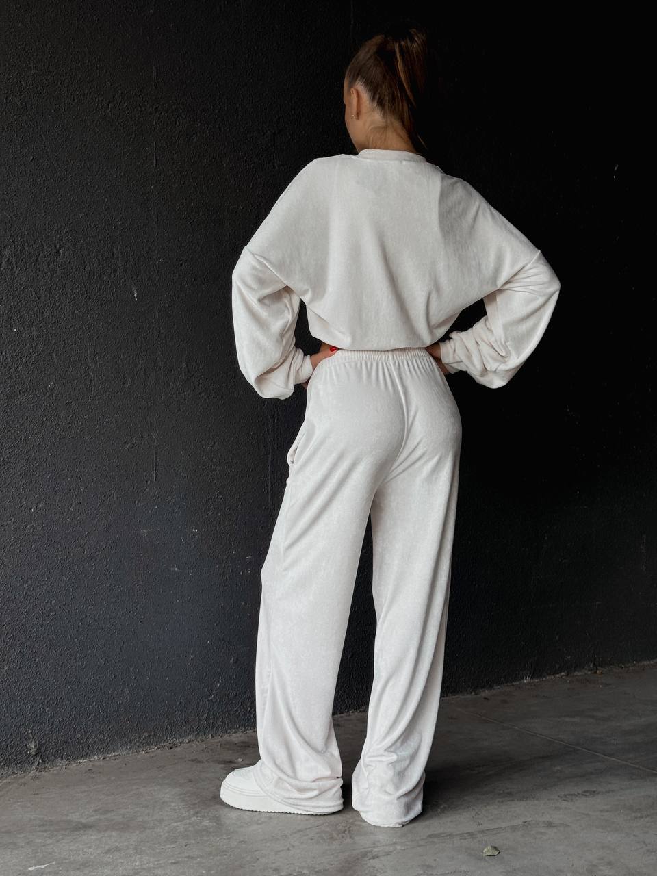 Велюровий жіночий костюм на блискавці молочного кольору 34682