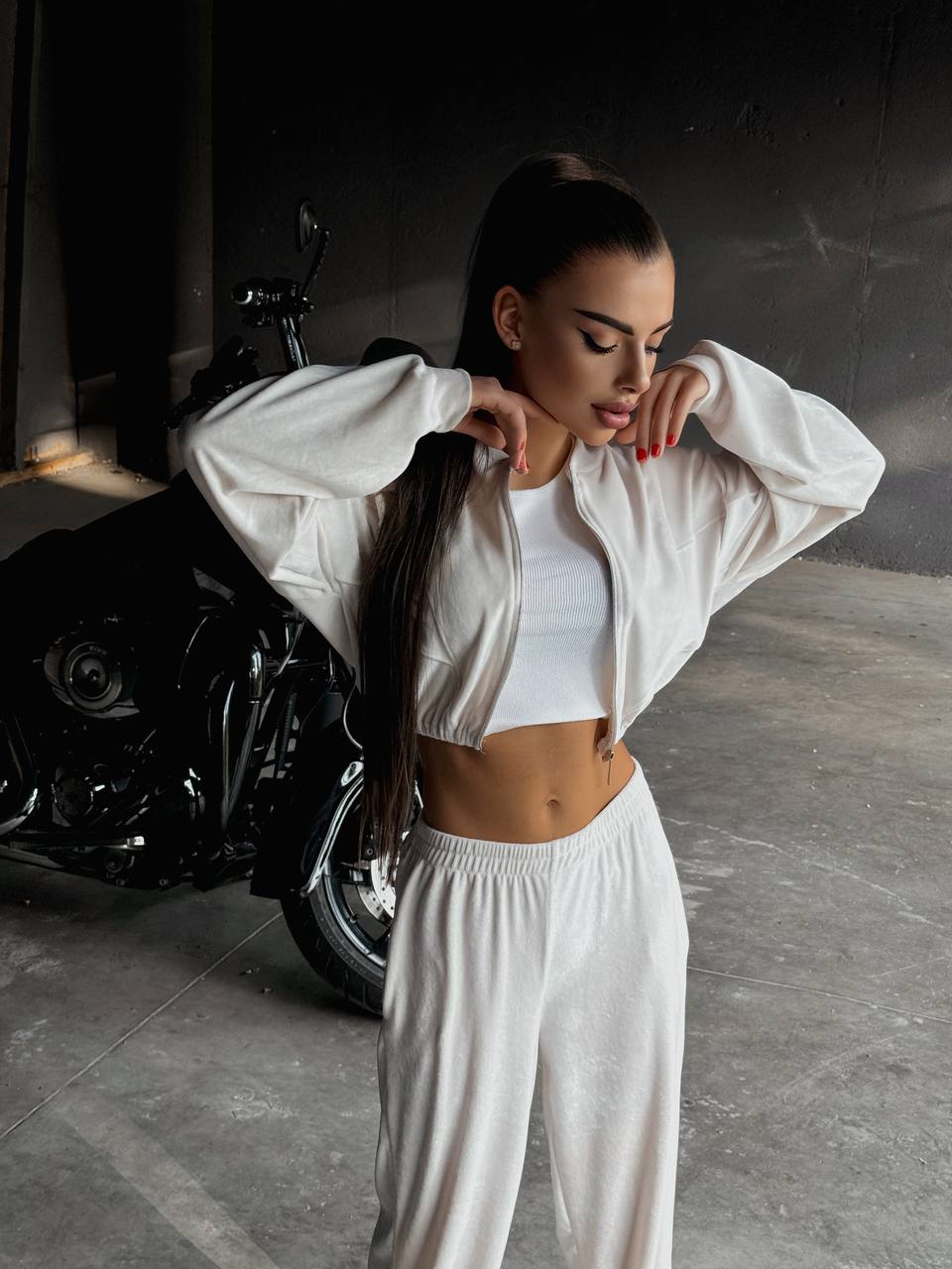 Велюровий жіночий костюм на блискавці молочного кольору 34682