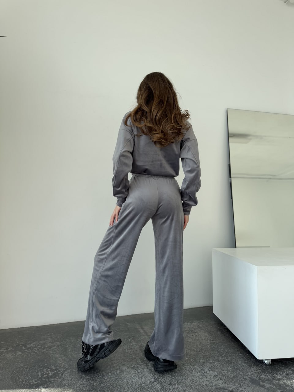Велюровый женский костюм на молнии серого цвета 33884