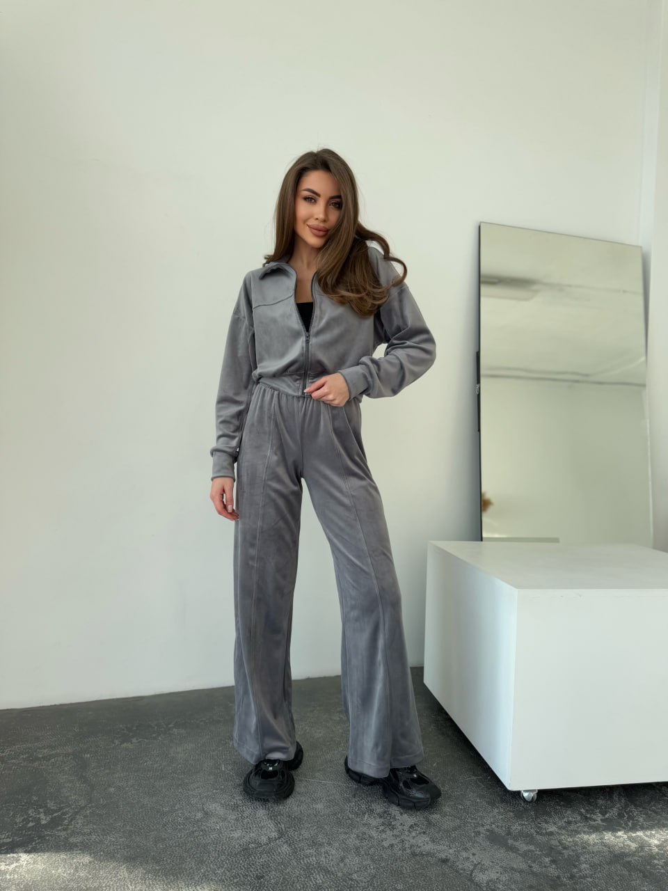 Велюровый женский костюм на молнии серого цвета 33884