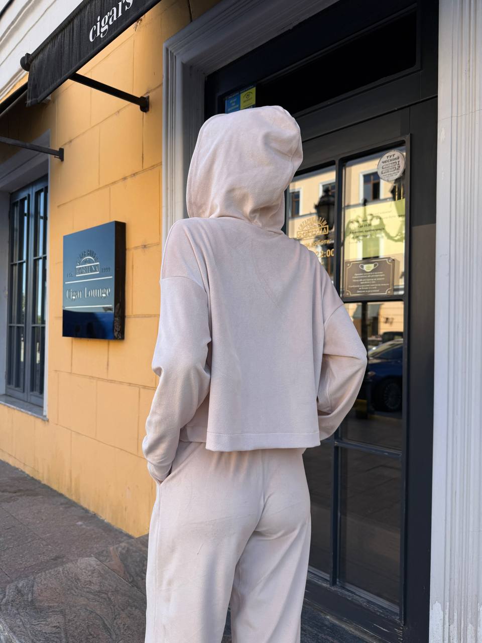 Велюровый женский костюм на змейке бежевого цвета 34264