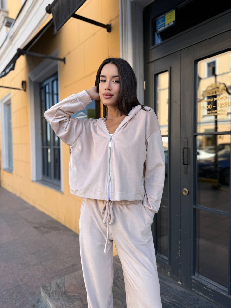 Велюровый женский костюм на змейке бежевого цвета 34264