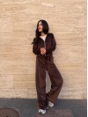 Велюровий жіночий костюм на змiйцi коричневого кольору 34265
