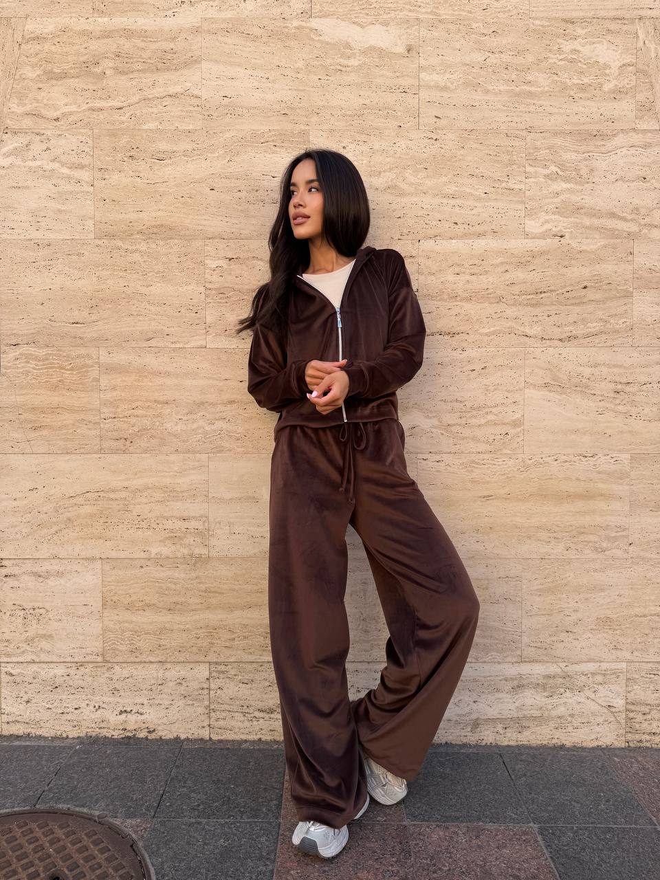 Велюровий жіночий костюм на змiйцi коричневого кольору 34265