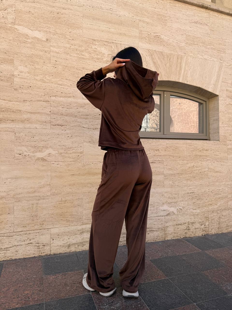 Велюровий жіночий костюм на змiйцi коричневого кольору 34265