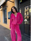 Велюровий жіночий костюм на змiйцi малинового кольору 34268