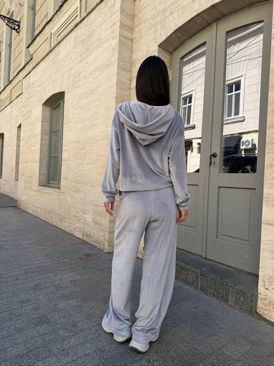 Велюровий жіночий костюм на змiйцi сiрого кольору 34266