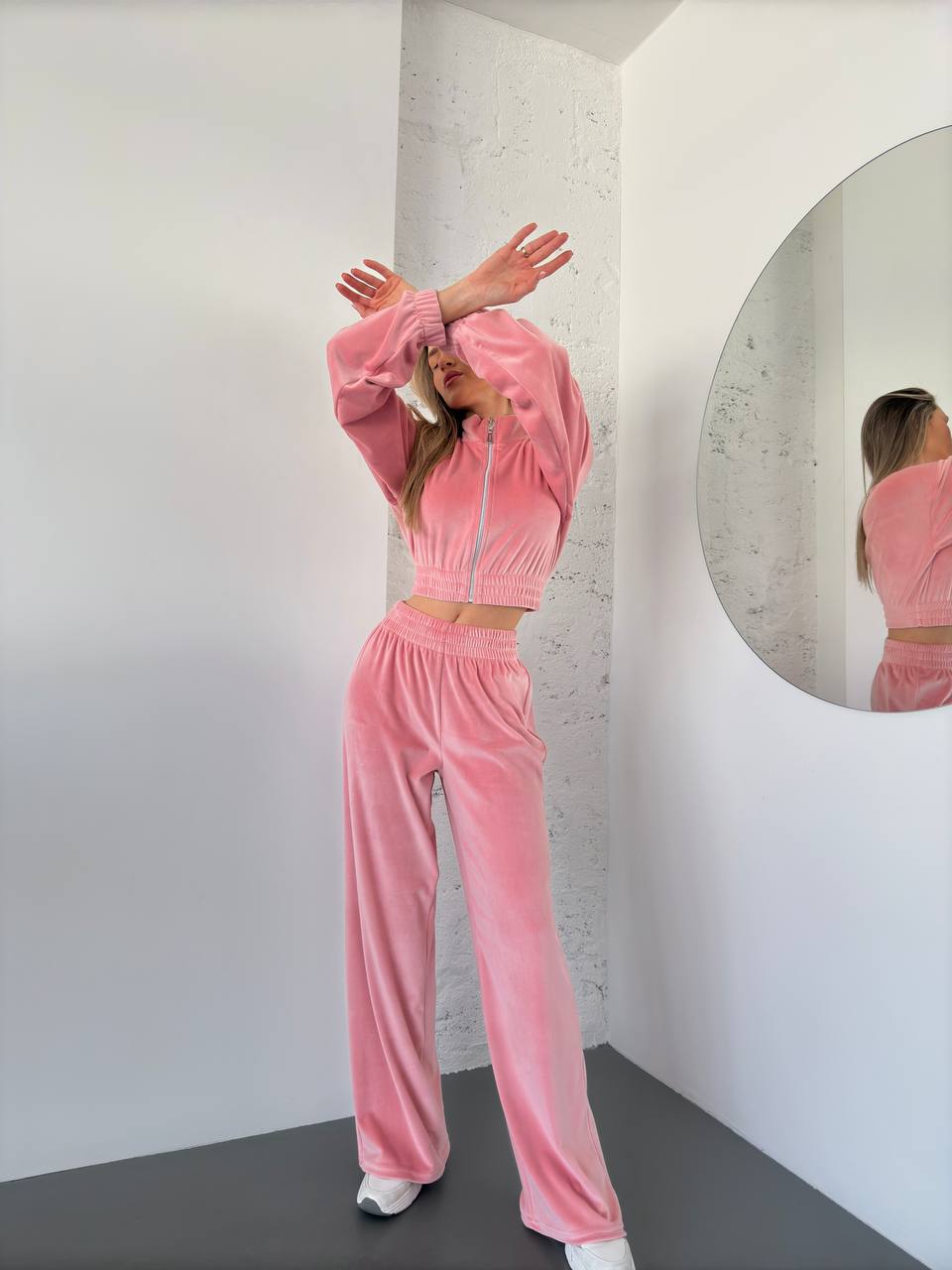 Велюровий жіночий костюм рожевого кольору 34072