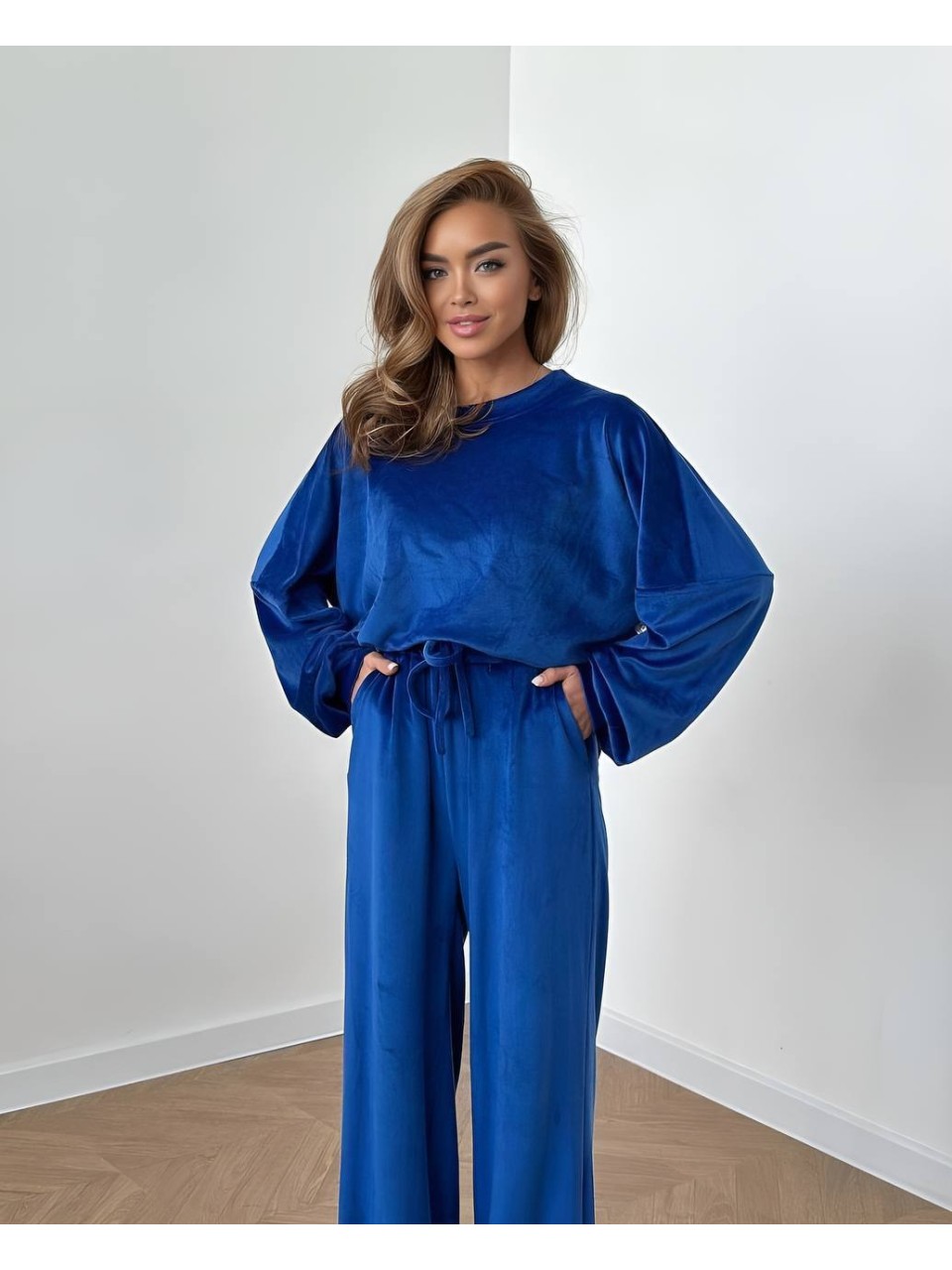 Велюровий жіночий костюм синього кольору 34257