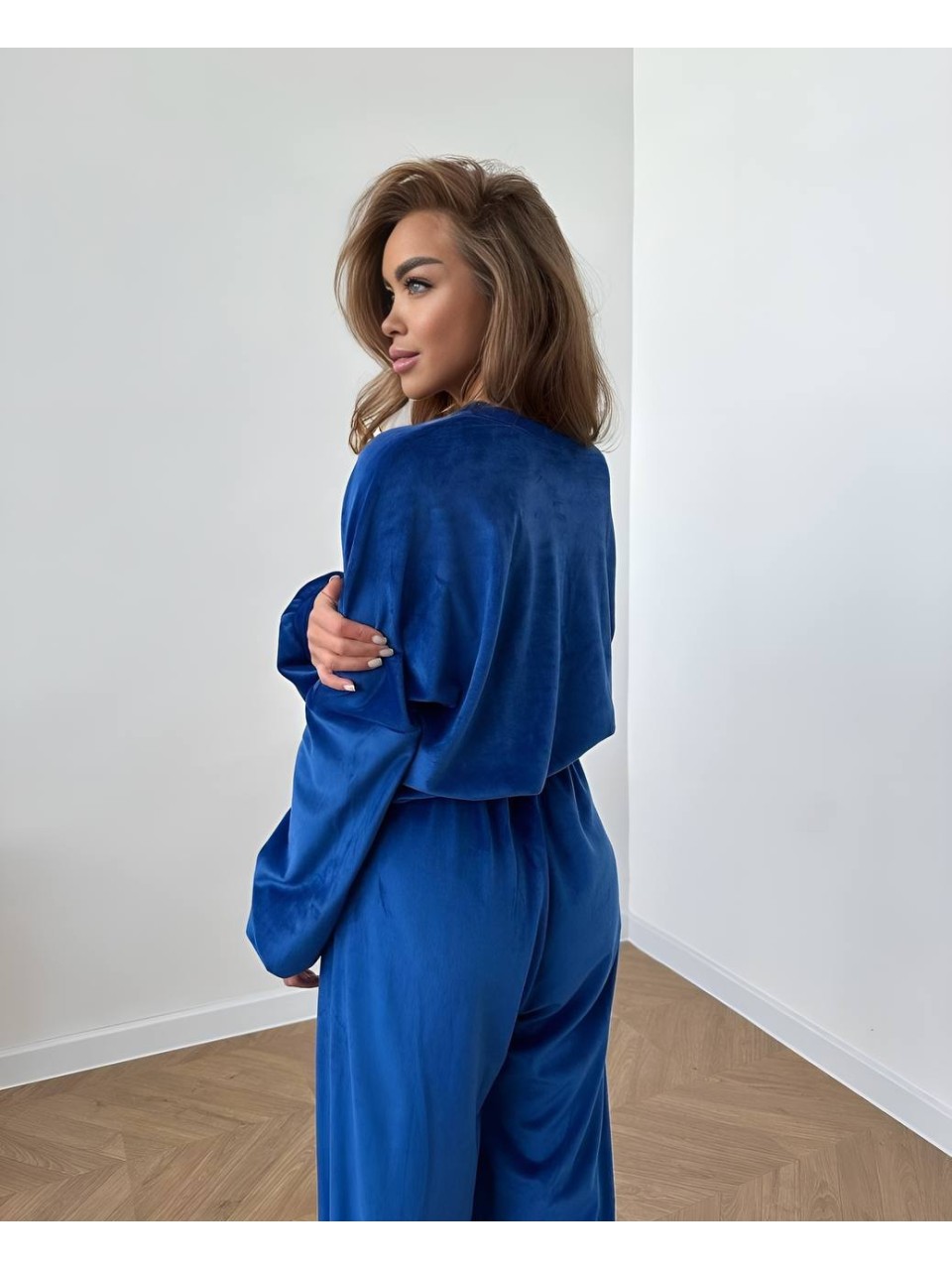 Велюровий жіночий костюм синього кольору 34257
