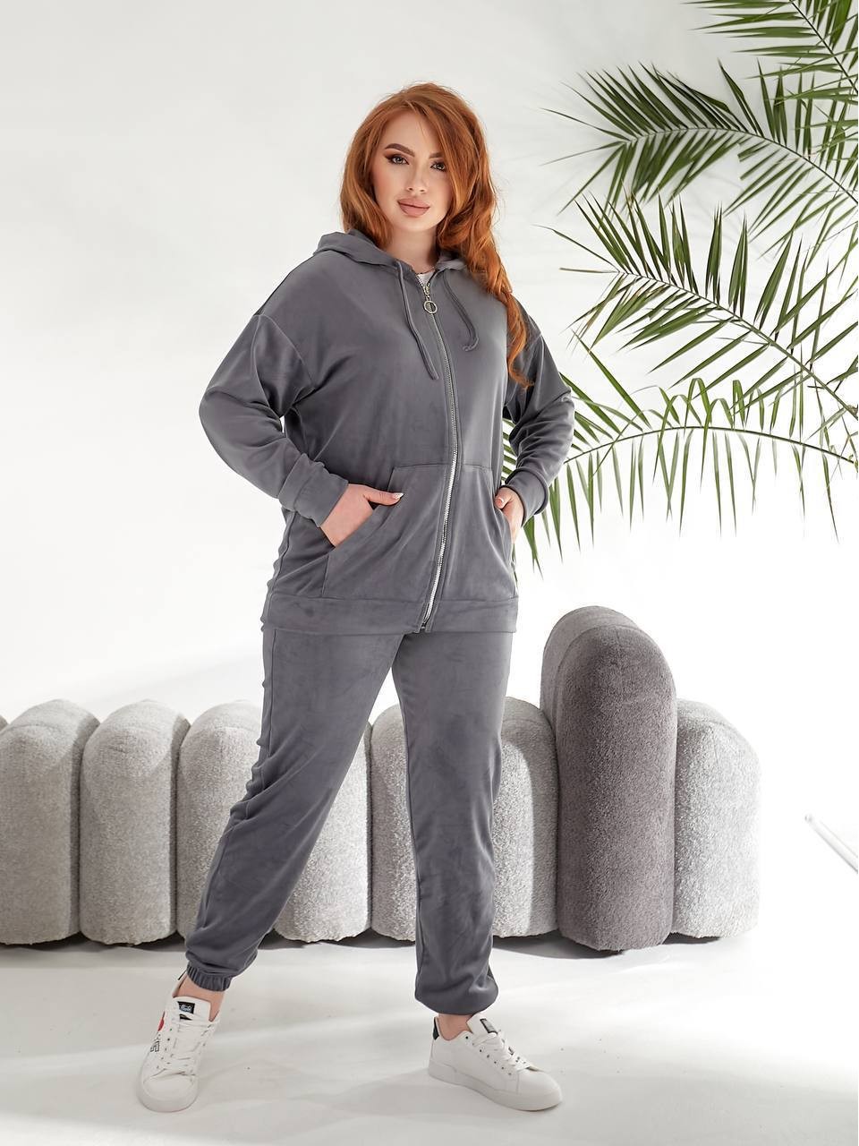 Велюровий жіночий костюм сiрого кольору 33738