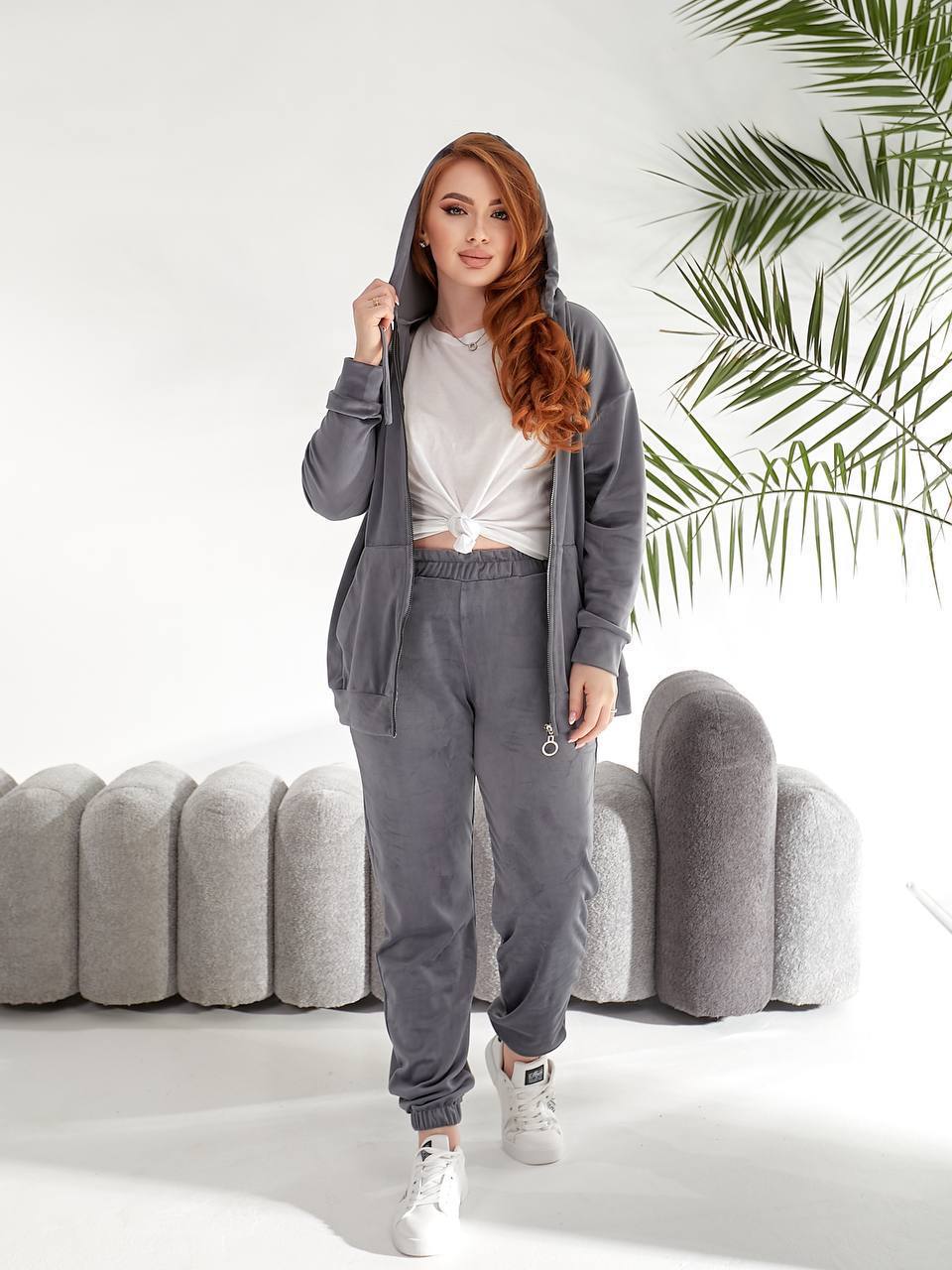 Велюровий жіночий костюм сiрого кольору 33738