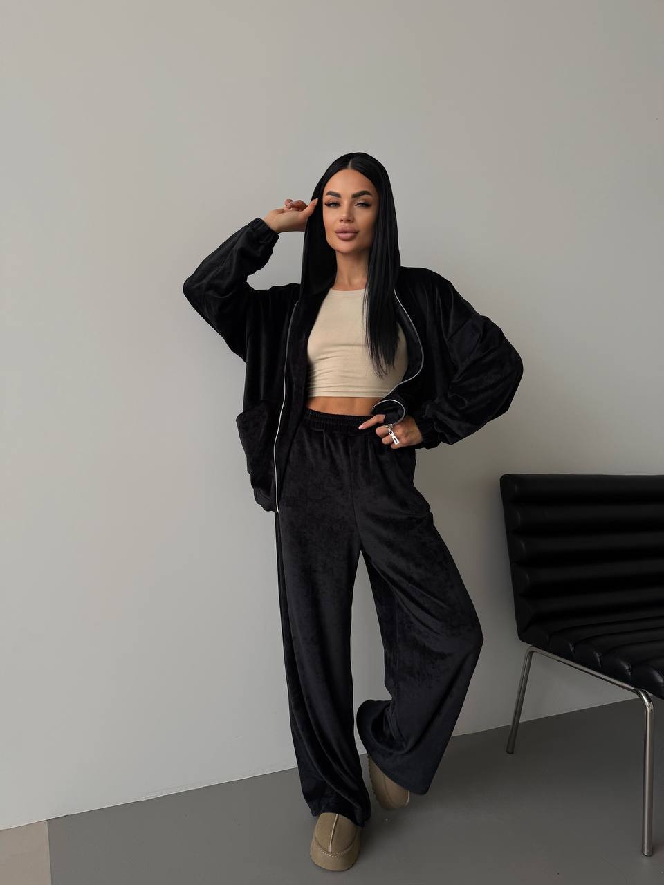 Велюровий жіночий костюм з капюшоном чорного кольору 34210