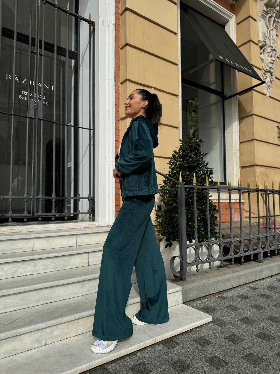 Велюровий жіночий костюм зеленого кольору 34058