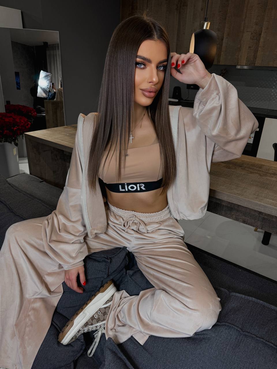 Велюровий жіночий костюм бежевого кольору 31239