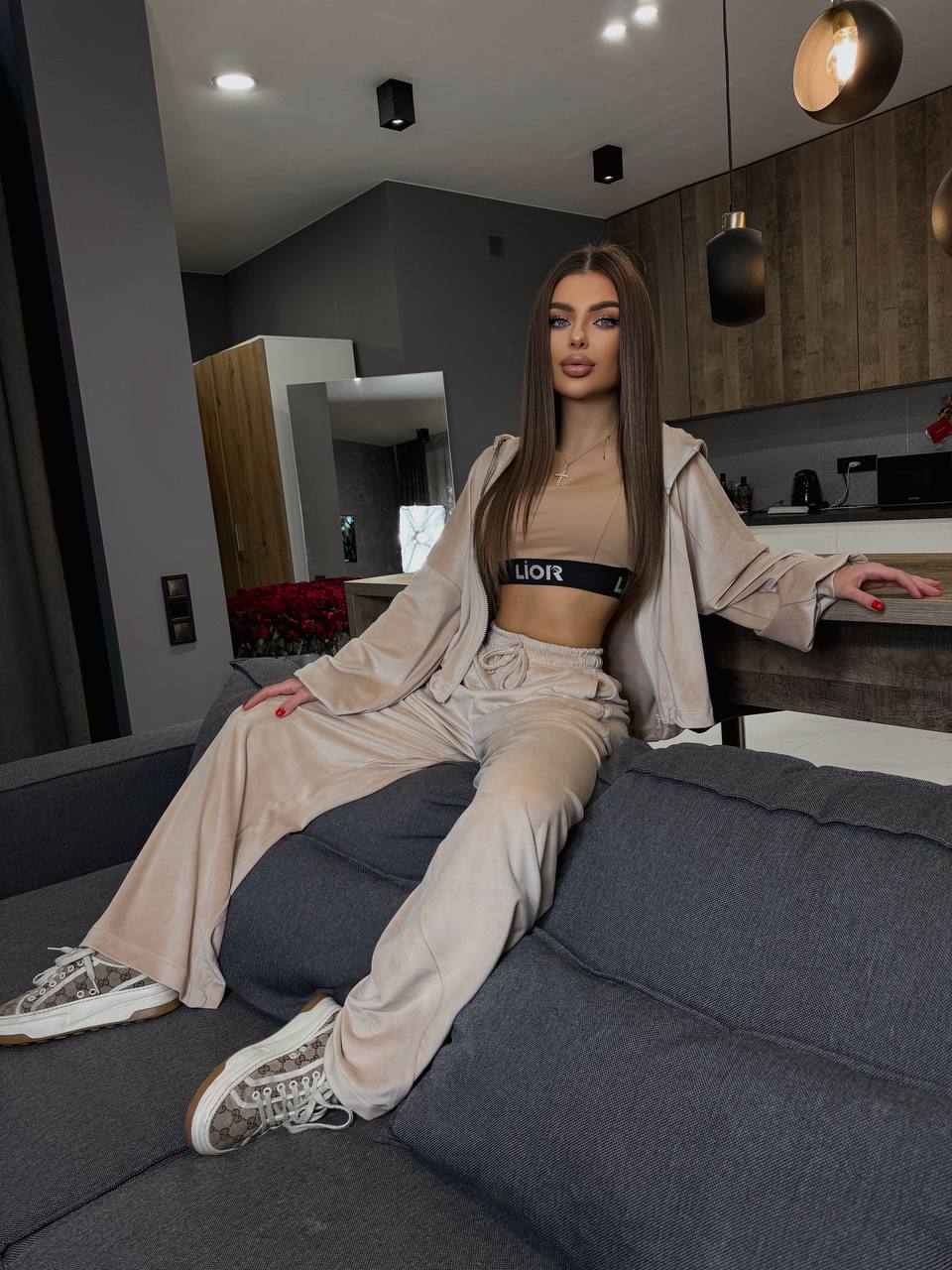 Велюровий жіночий костюм бежевого кольору 31239