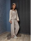 Велюровий жіночий костюм бежевого кольору 31239
