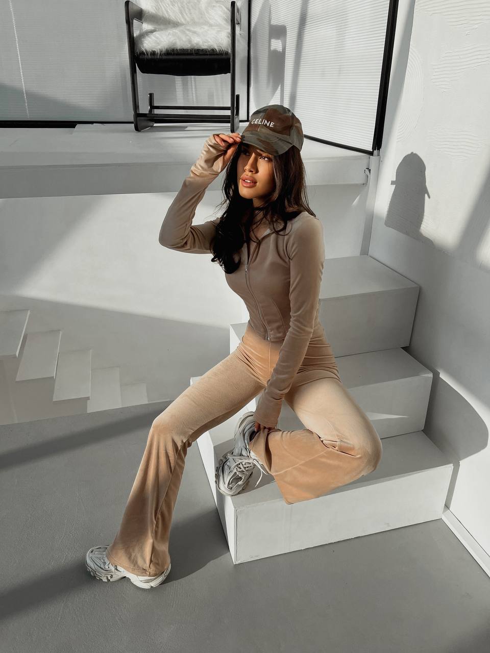 Велюровый женский костюм бежевого цвета 31423