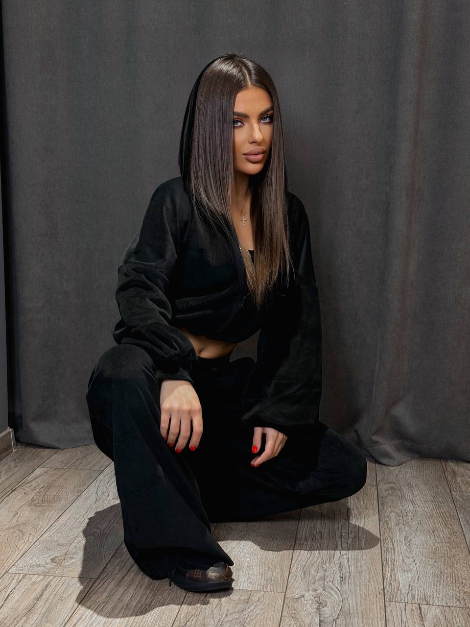 Велюровый женский костюм черного цвета 31236