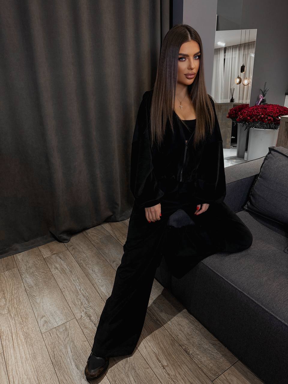 Велюровый женский костюм черного цвета 31236