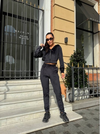 Велюровий жіночий костюм чорного кольору 31265