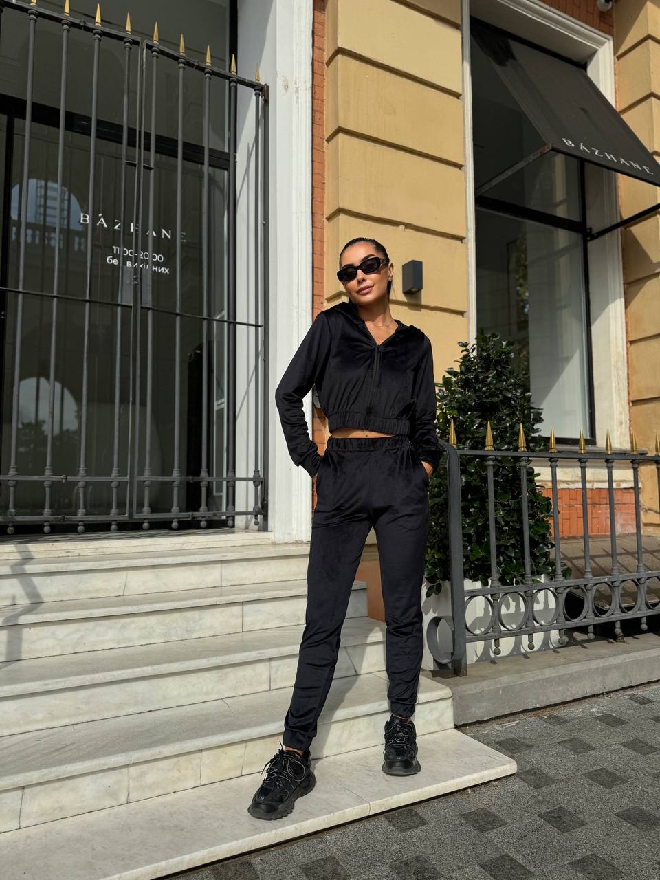 Велюровый женский костюм черного цвета 31265