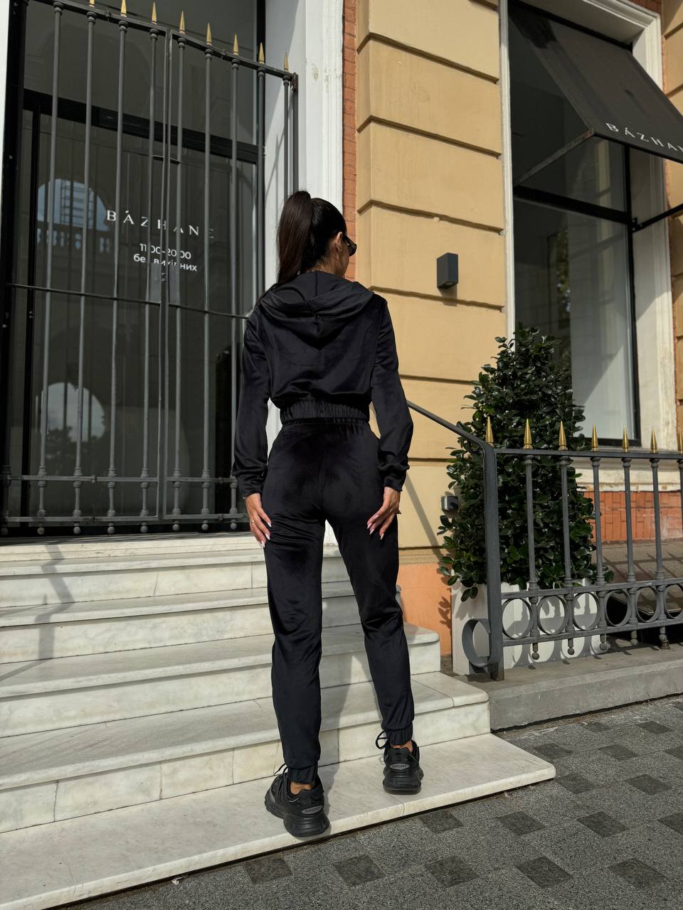 Велюровый женский костюм черного цвета 31265