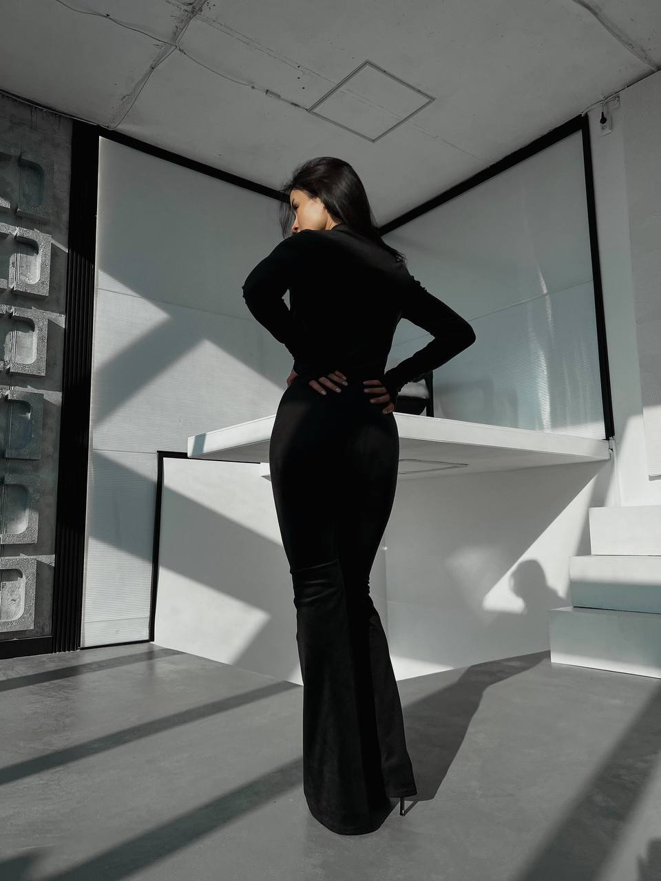 Велюровый женский костюм черного цвета 31422