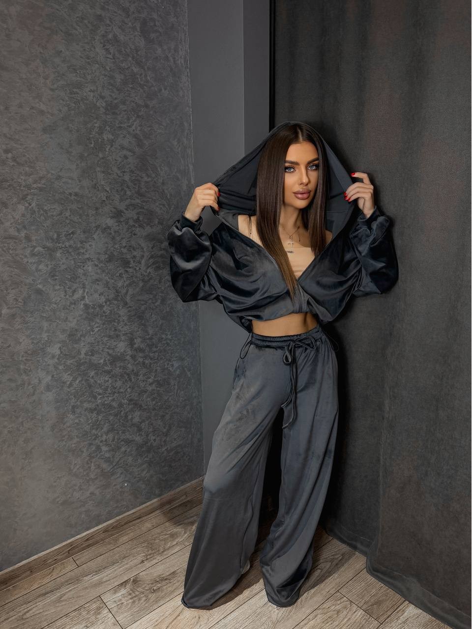 Велюровый женский костюм графитового цвета 31235