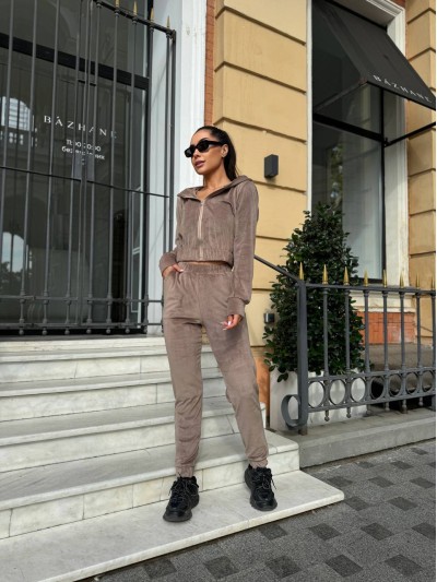 Велюровий жіночий костюм кавового кольору 31264