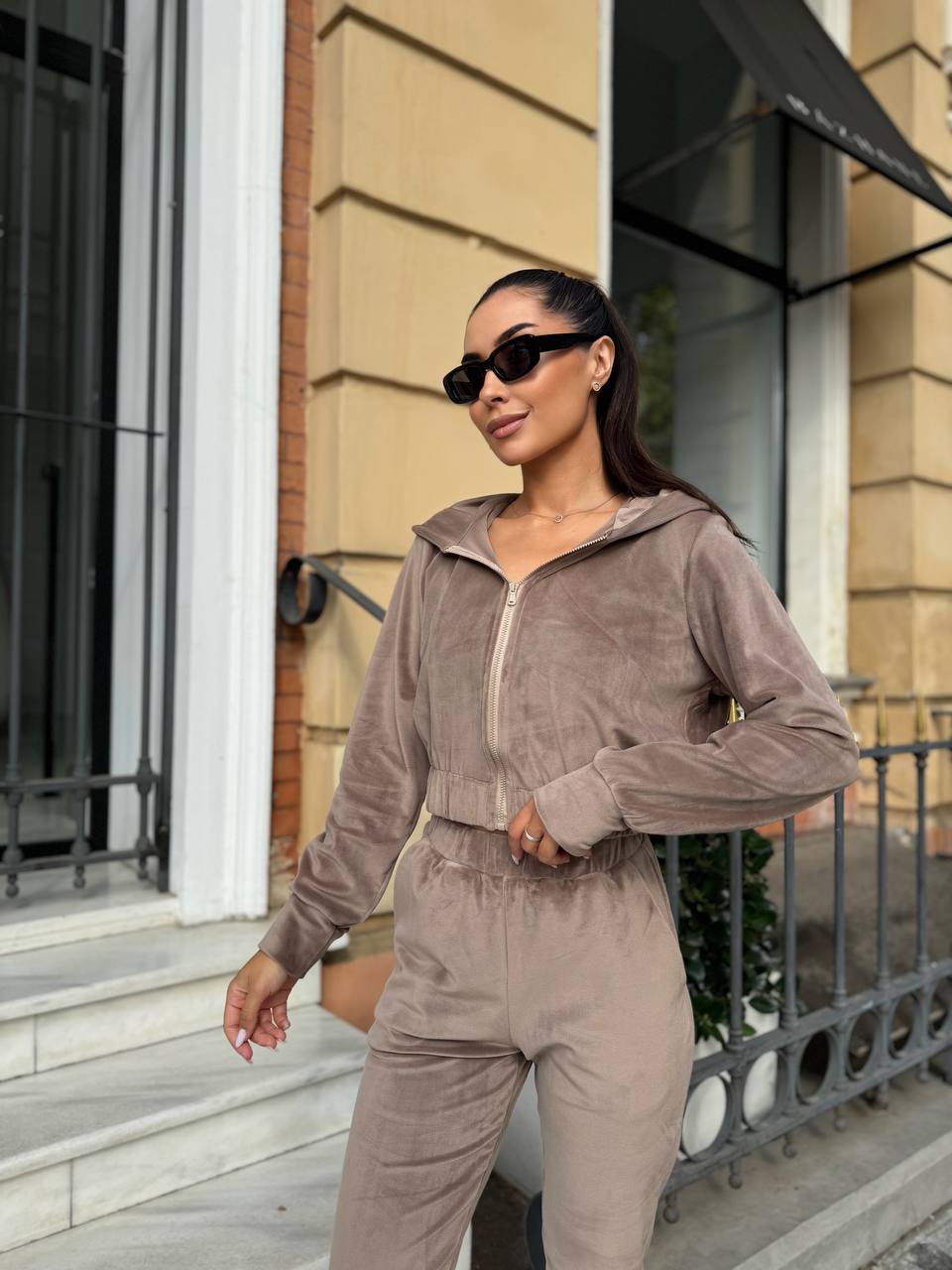 Велюровый женский костюм кофейного цвета 31264