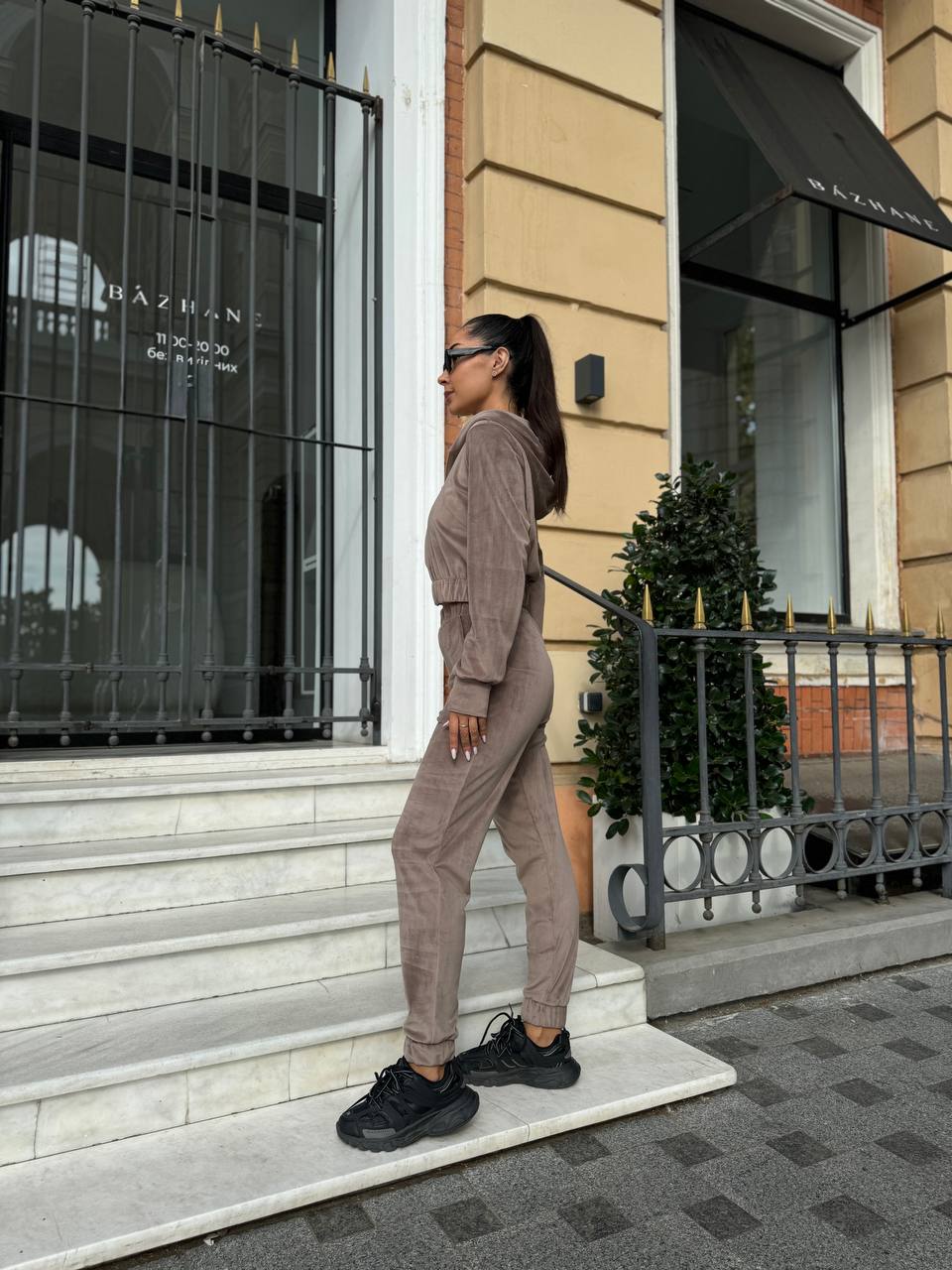 Велюровый женский костюм кофейного цвета 31264