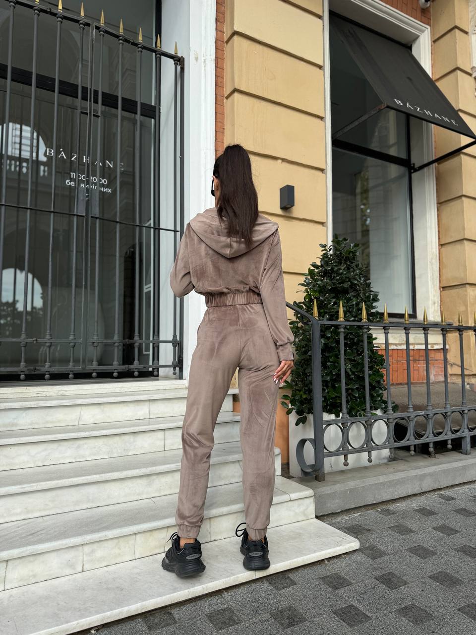 Велюровый женский костюм кофейного цвета 31264