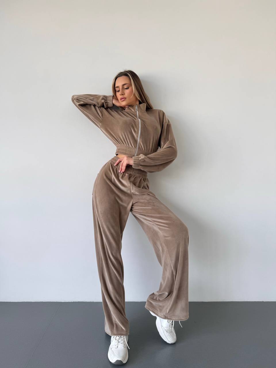 Велюровий жіночий костюм кавового кольору 31443
