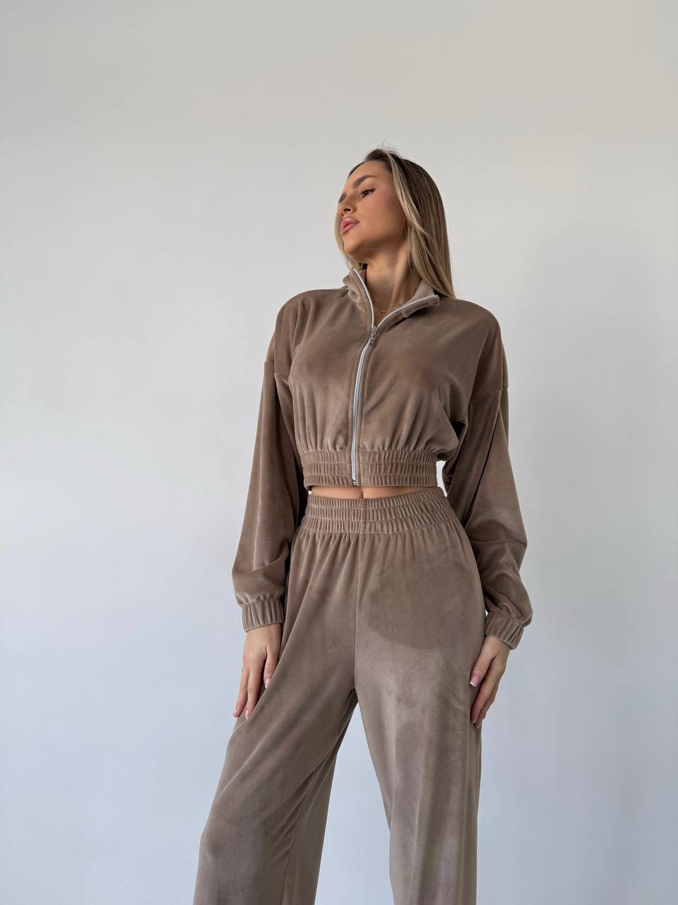 Велюровий жіночий костюм кавового кольору 31443