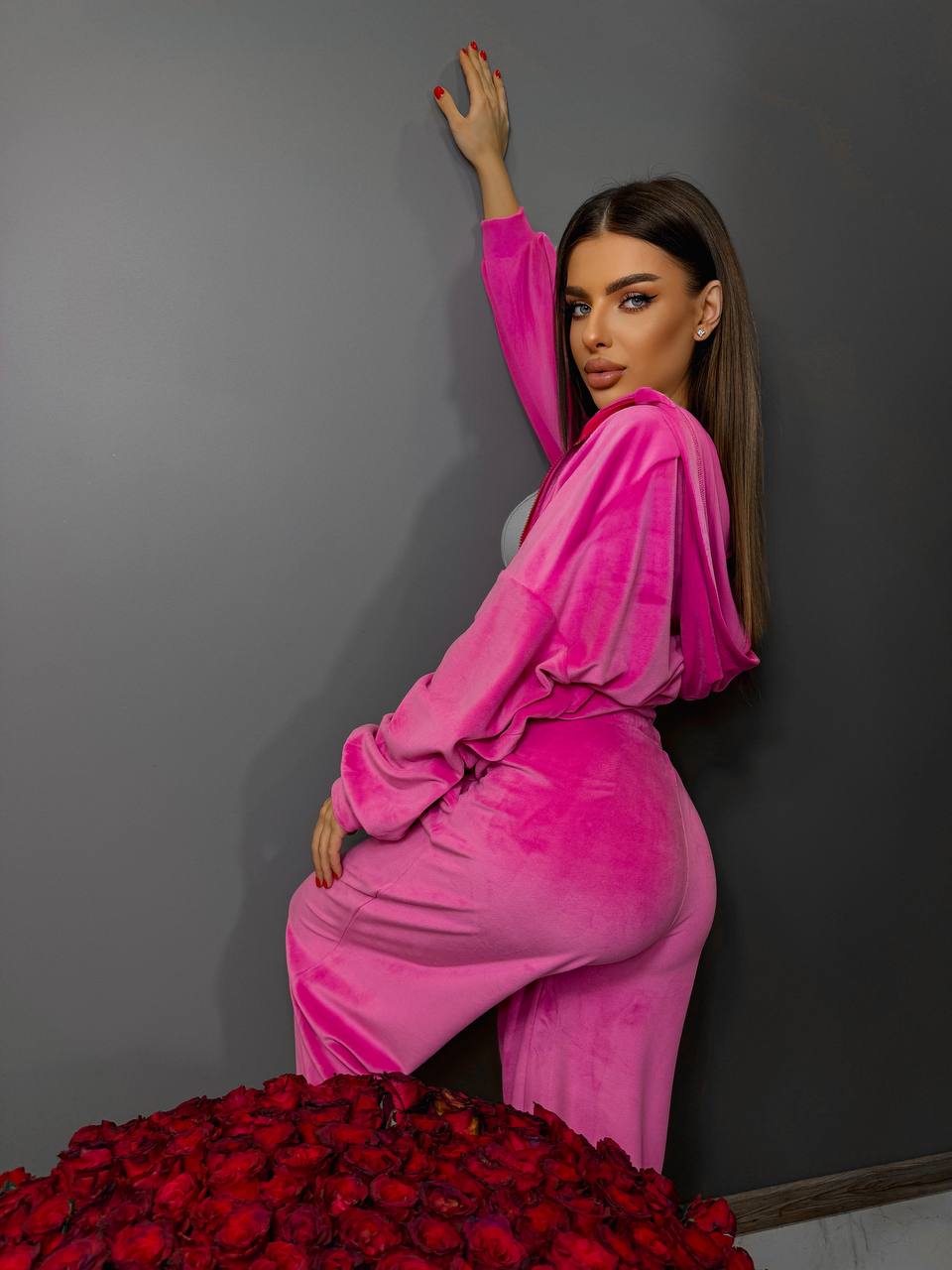 Велюровый женский костюм малинового цвета 31237