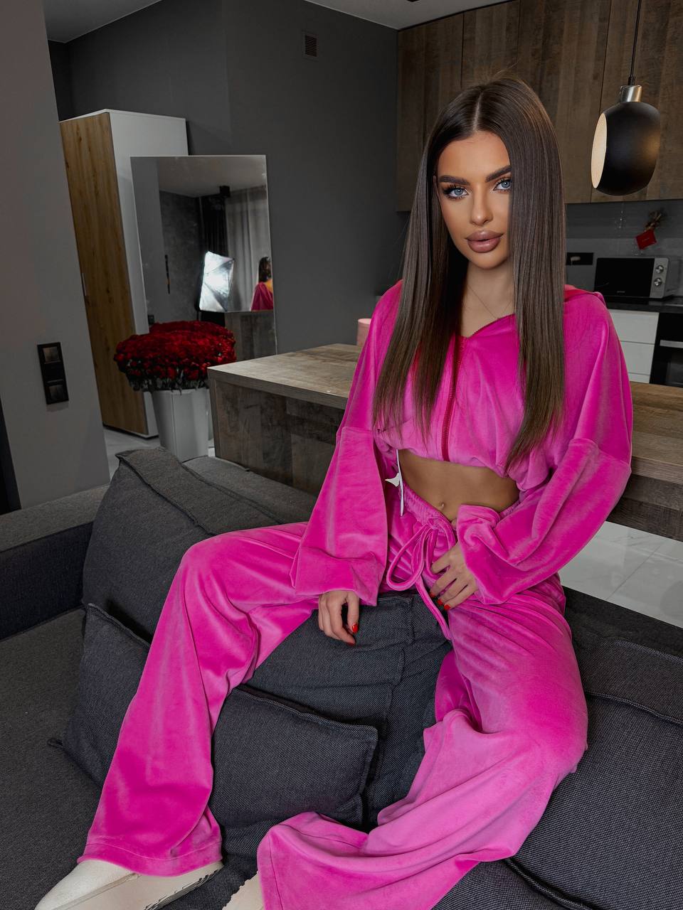 Велюровый женский костюм малинового цвета 31237